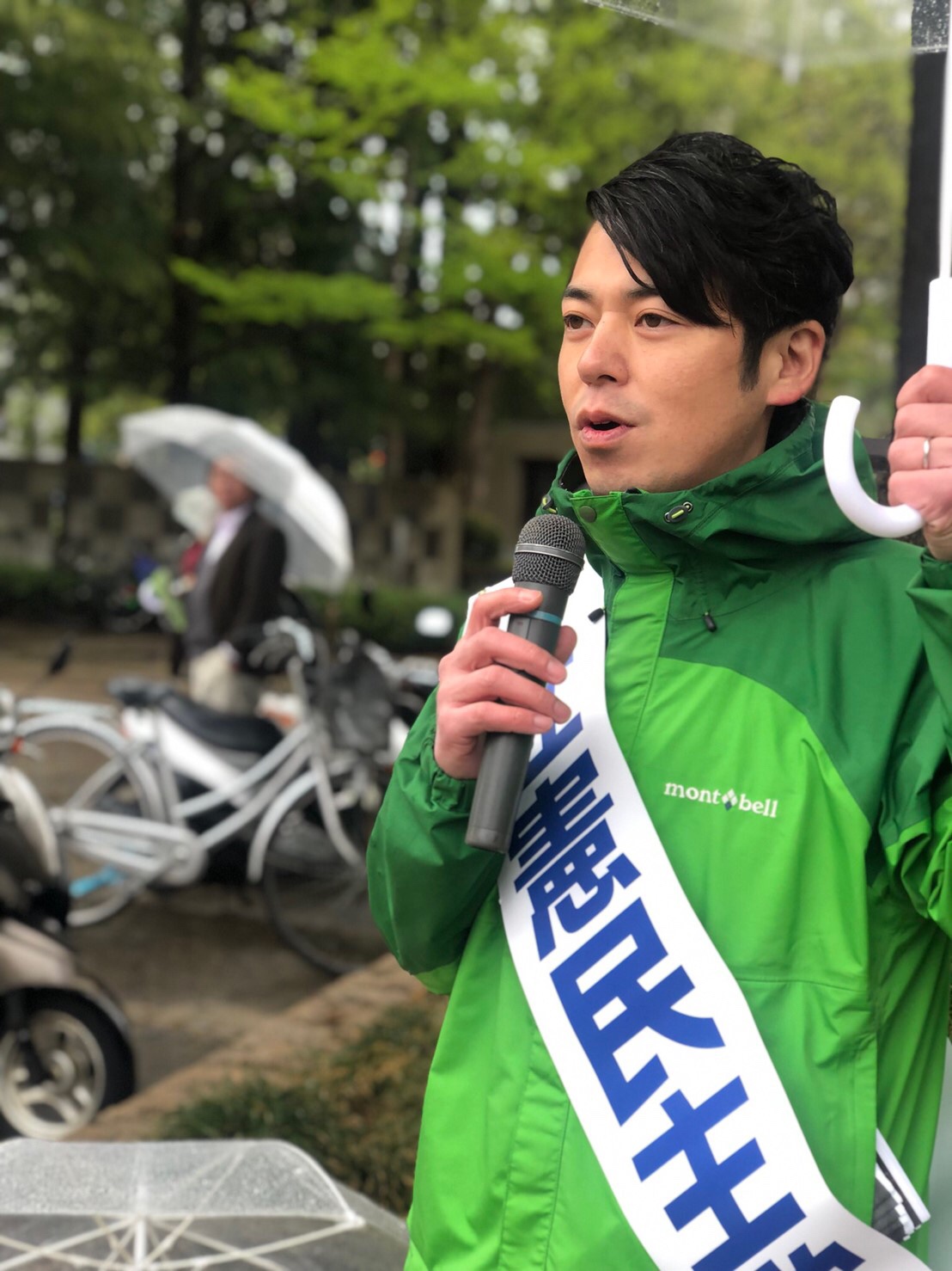 街頭活動をする山下純の写真